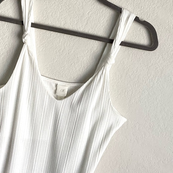 SUMMER CLOSEOUT ☀️ \H&M\• White Crop Tank - Picture 2 of 13